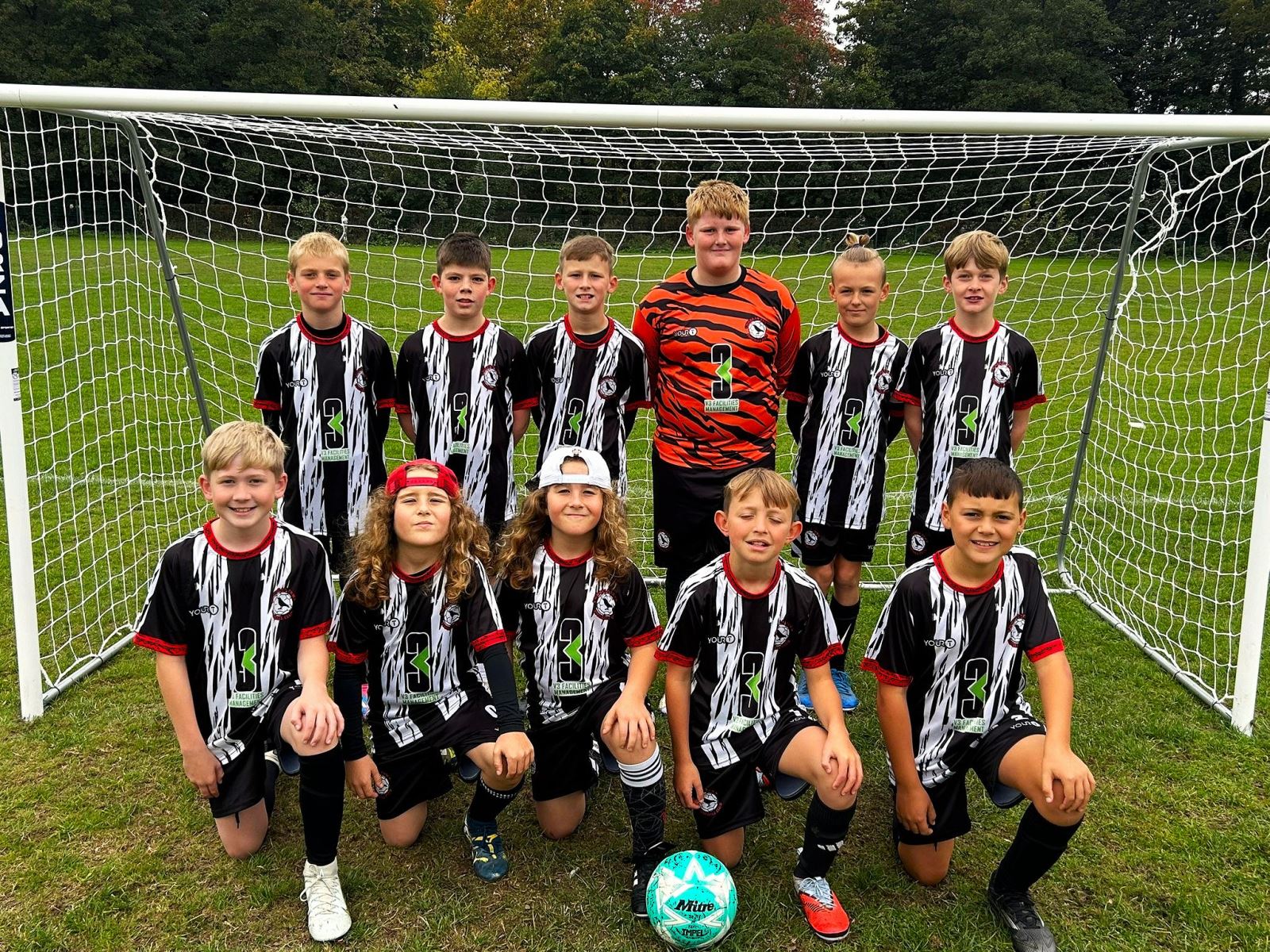 Cwmbrân Town Under-11s football team sponsored by V3 Facilities Management